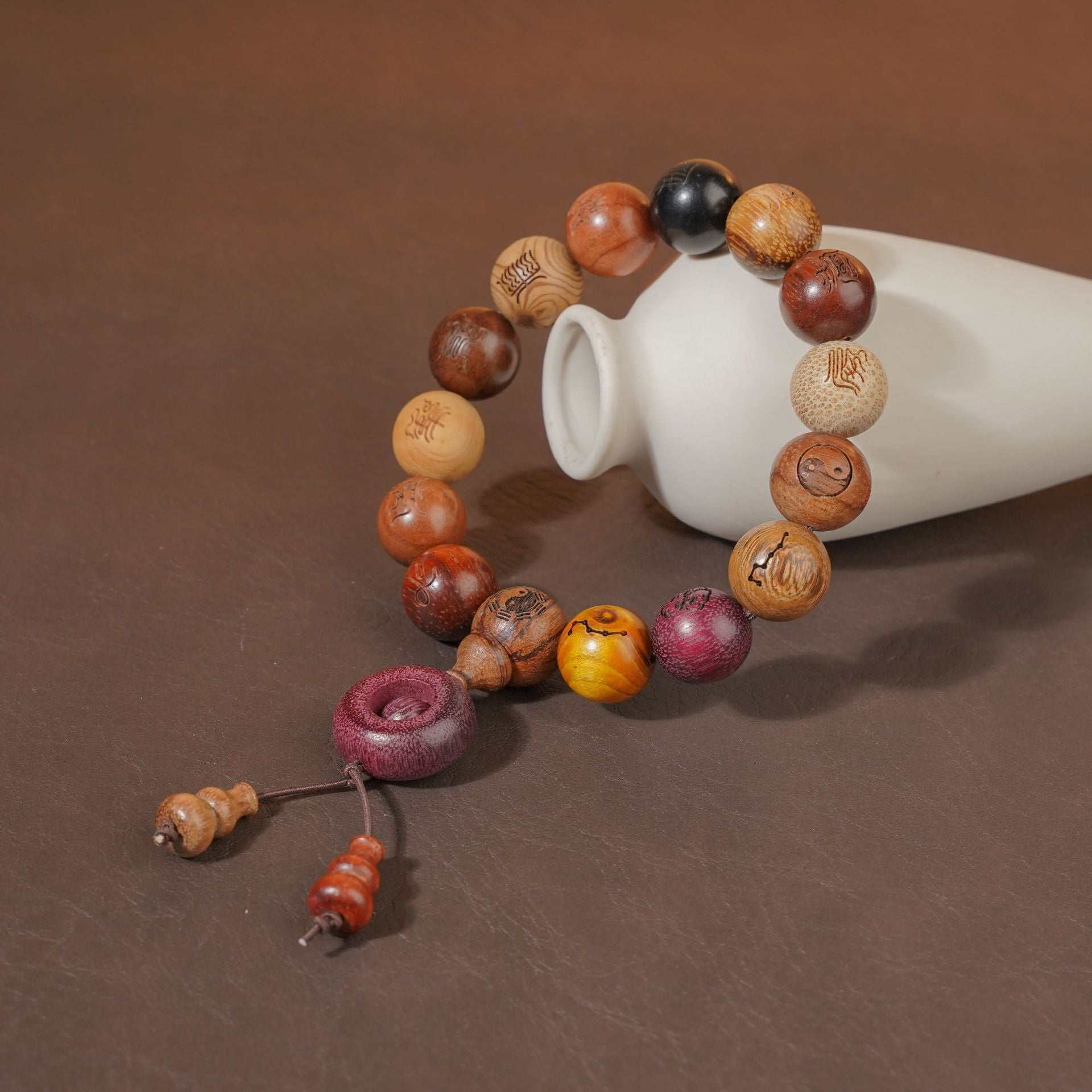 Complete sandalwood protection bracelet with Four Guardian Beasts engravings to attract benefactors and enhance personal aura.